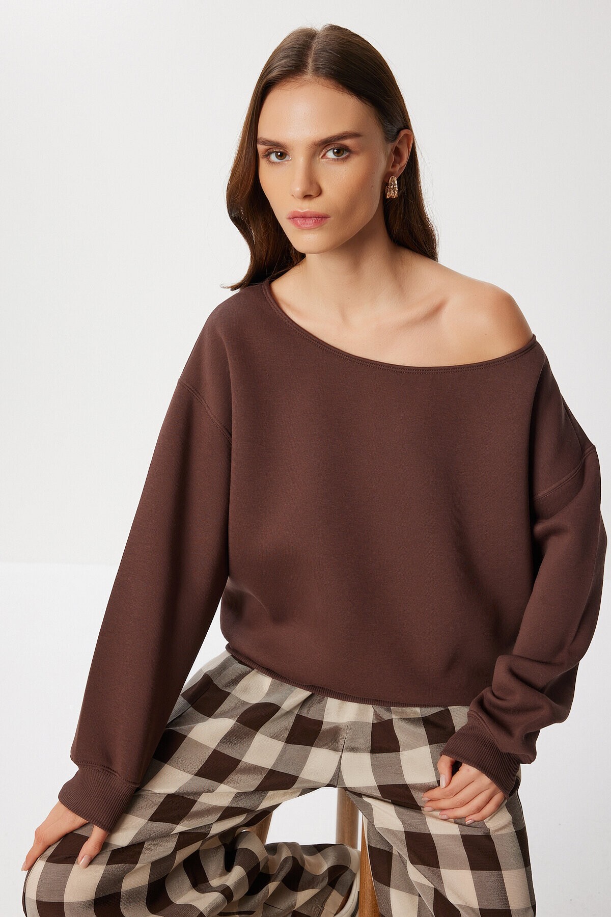 Açık Omuzlu Şardonlu Örme Sweatshirt KAHVERENGİ LAN0076