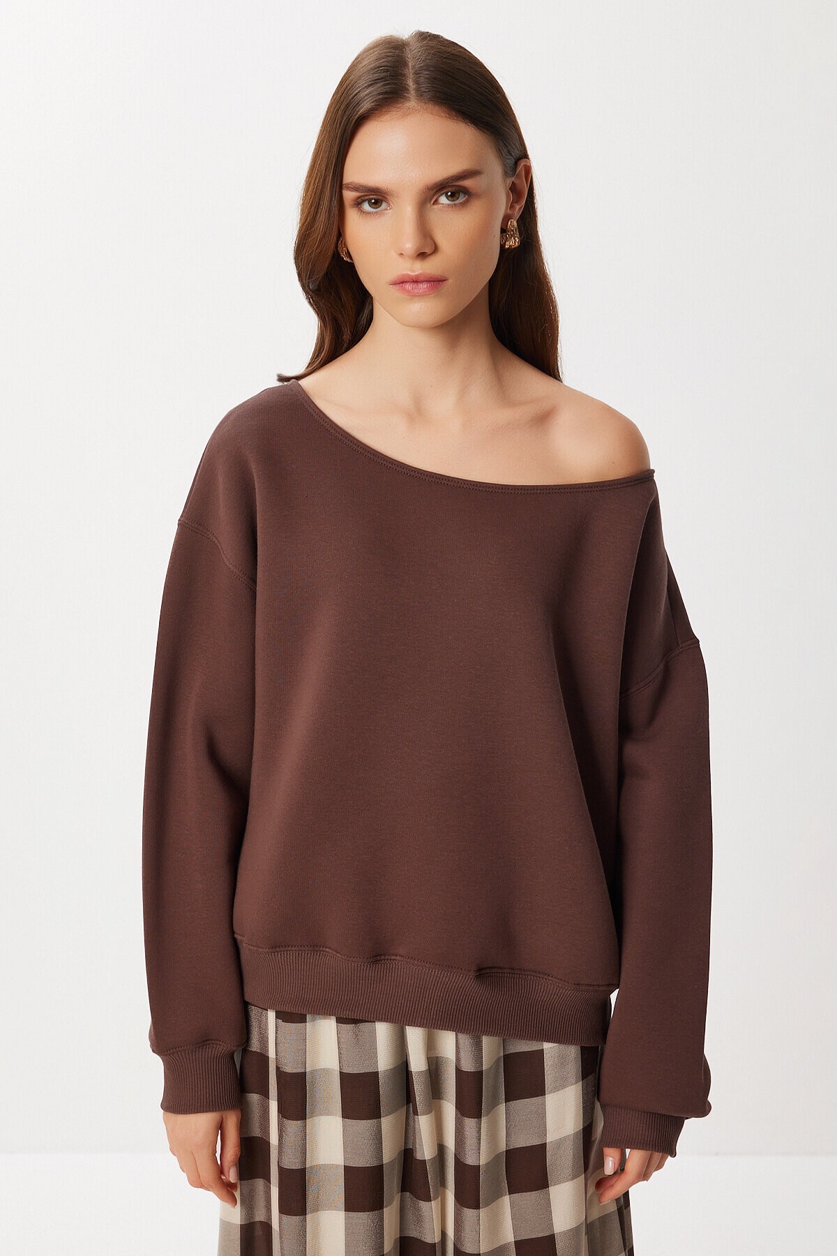 Açık Omuzlu Şardonlu Örme Sweatshirt KAHVERENGİ LAN0076