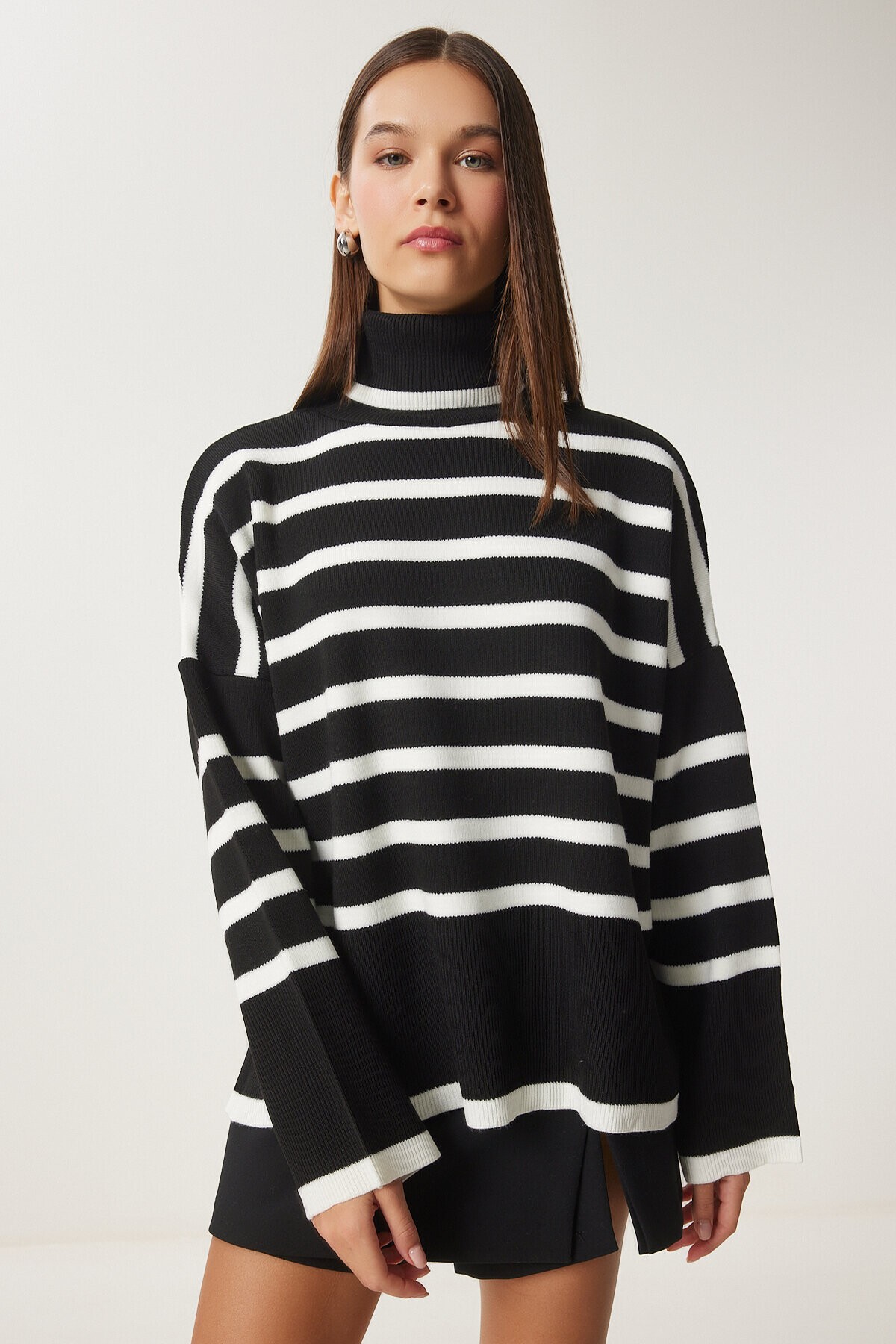 Balıkçı Yaka Oversize Çizgili Triko Kazak KEMİK SİYAH LBV0021
