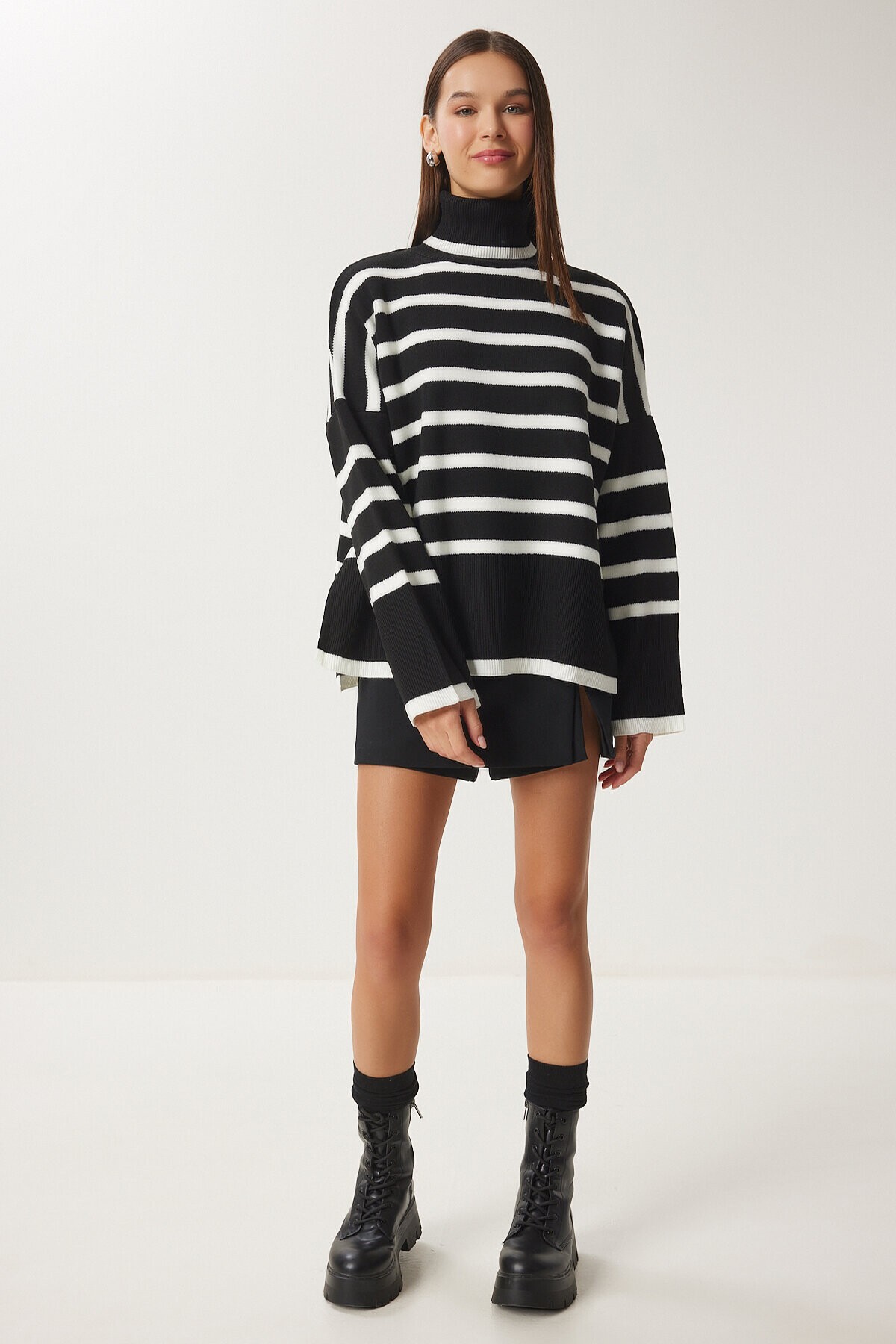 Balıkçı Yaka Oversize Çizgili Triko Kazak KEMİK SİYAH LBV0021