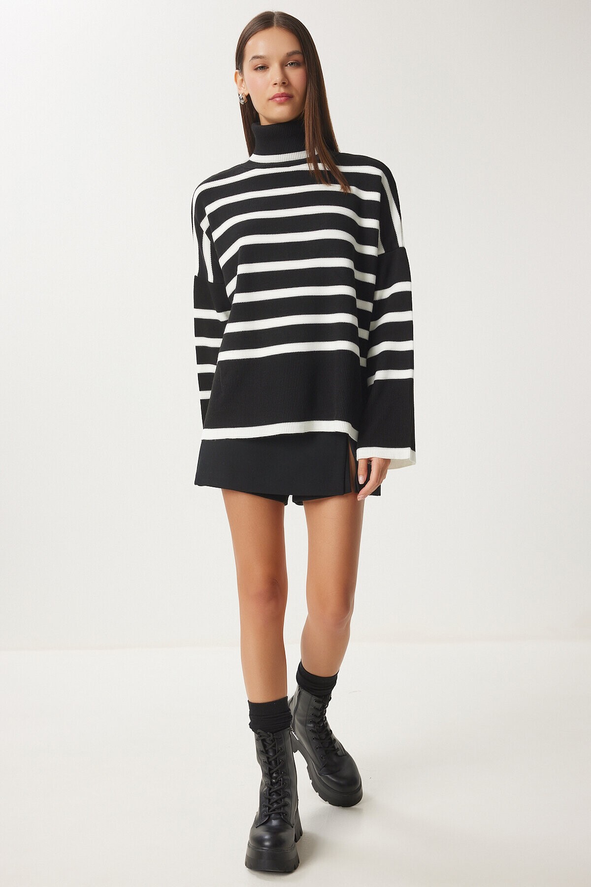 Balıkçı Yaka Oversize Çizgili Triko Kazak KEMİK SİYAH LBV0021