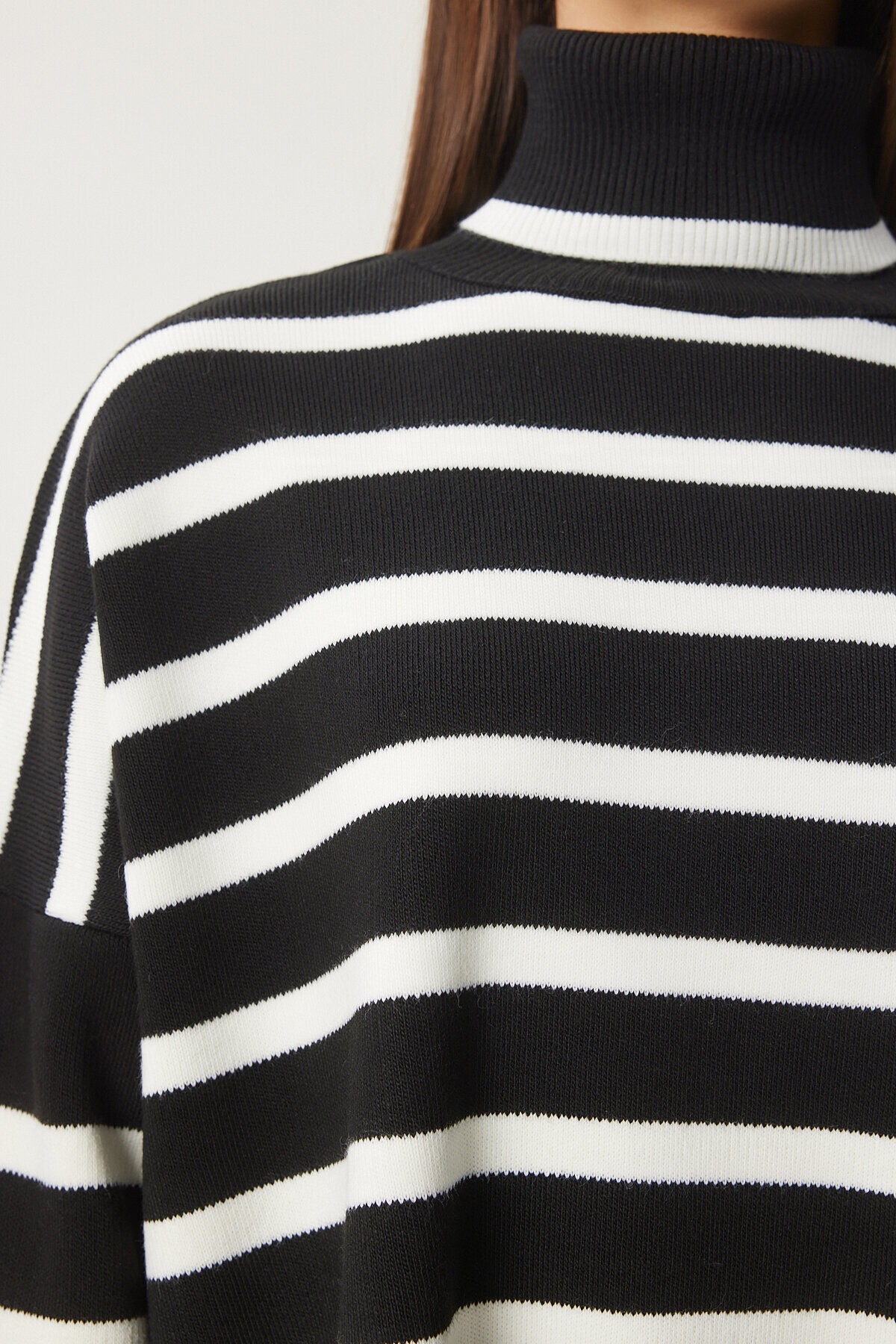 Balıkçı Yaka Oversize Çizgili Triko Kazak KEMİK SİYAH LBV0021