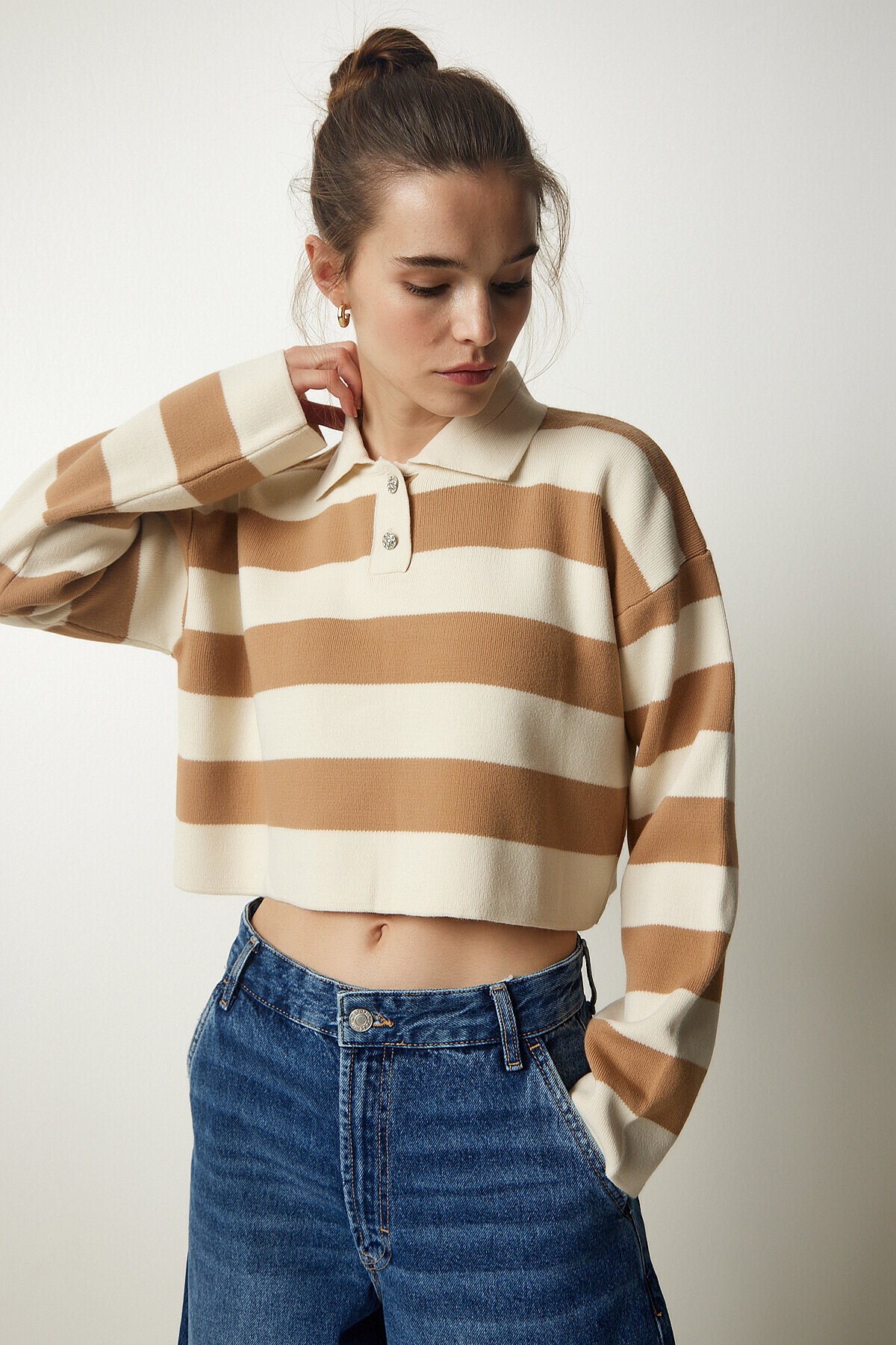 Şık Düğmeli Yaka Çizgili Crop Triko Kazak KREM BİSKÜVİ LBV0020