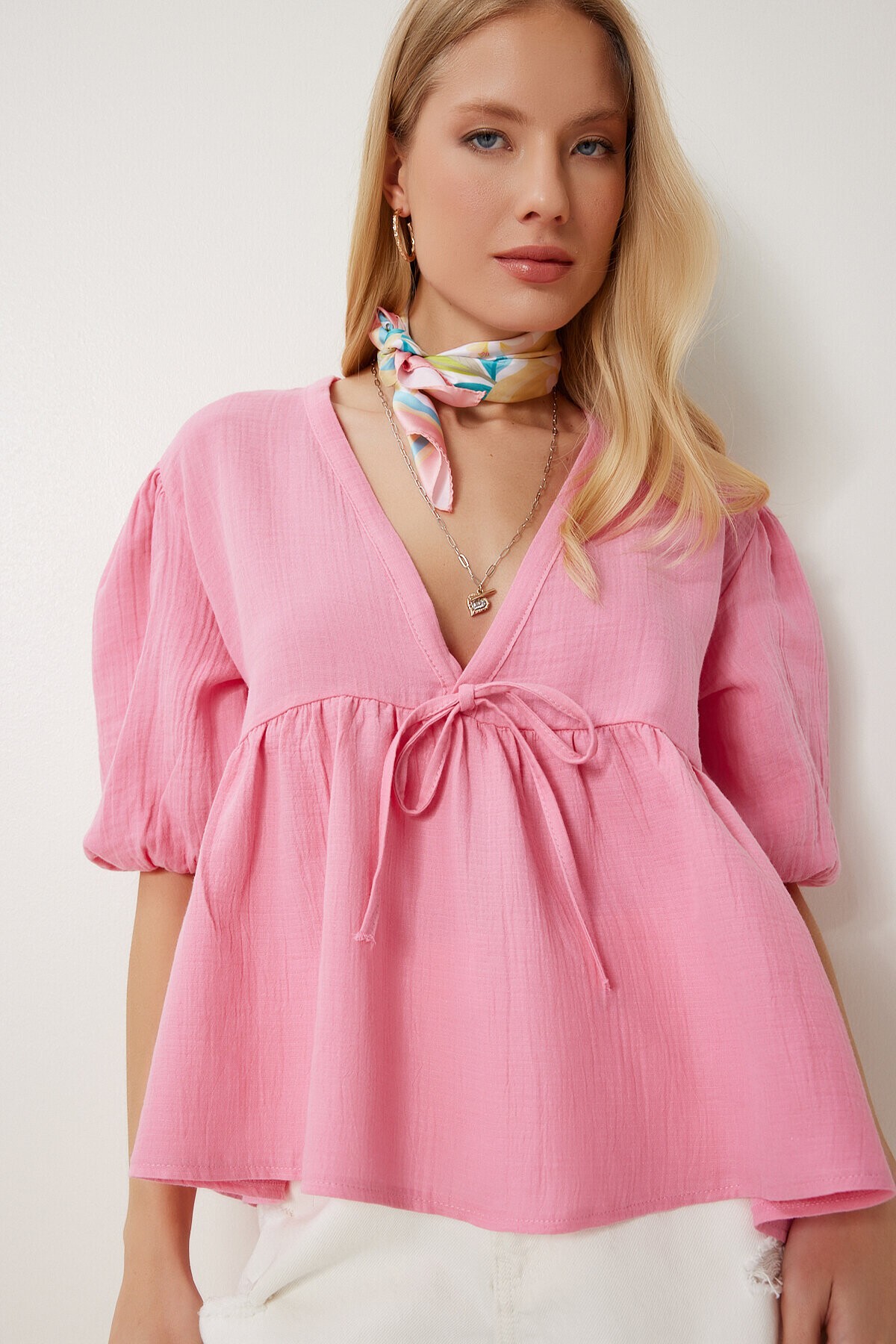 V Yaka Bağlama Detaylı Volanlı Müslin Bluz PEMBE LAN0032