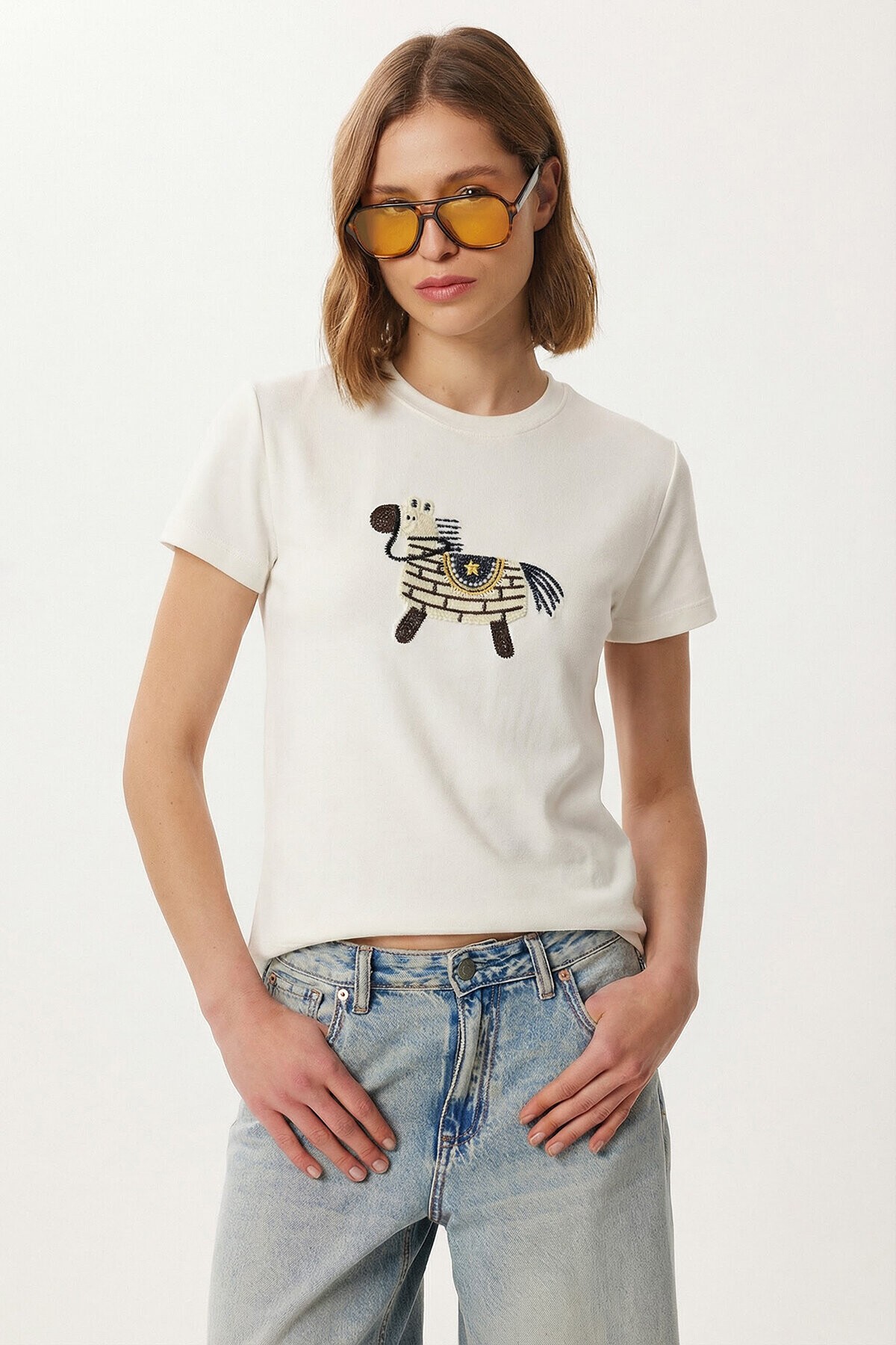 Armalı Nakışlı Pamuklu Örme T-shirt BEYAZ LCR0114