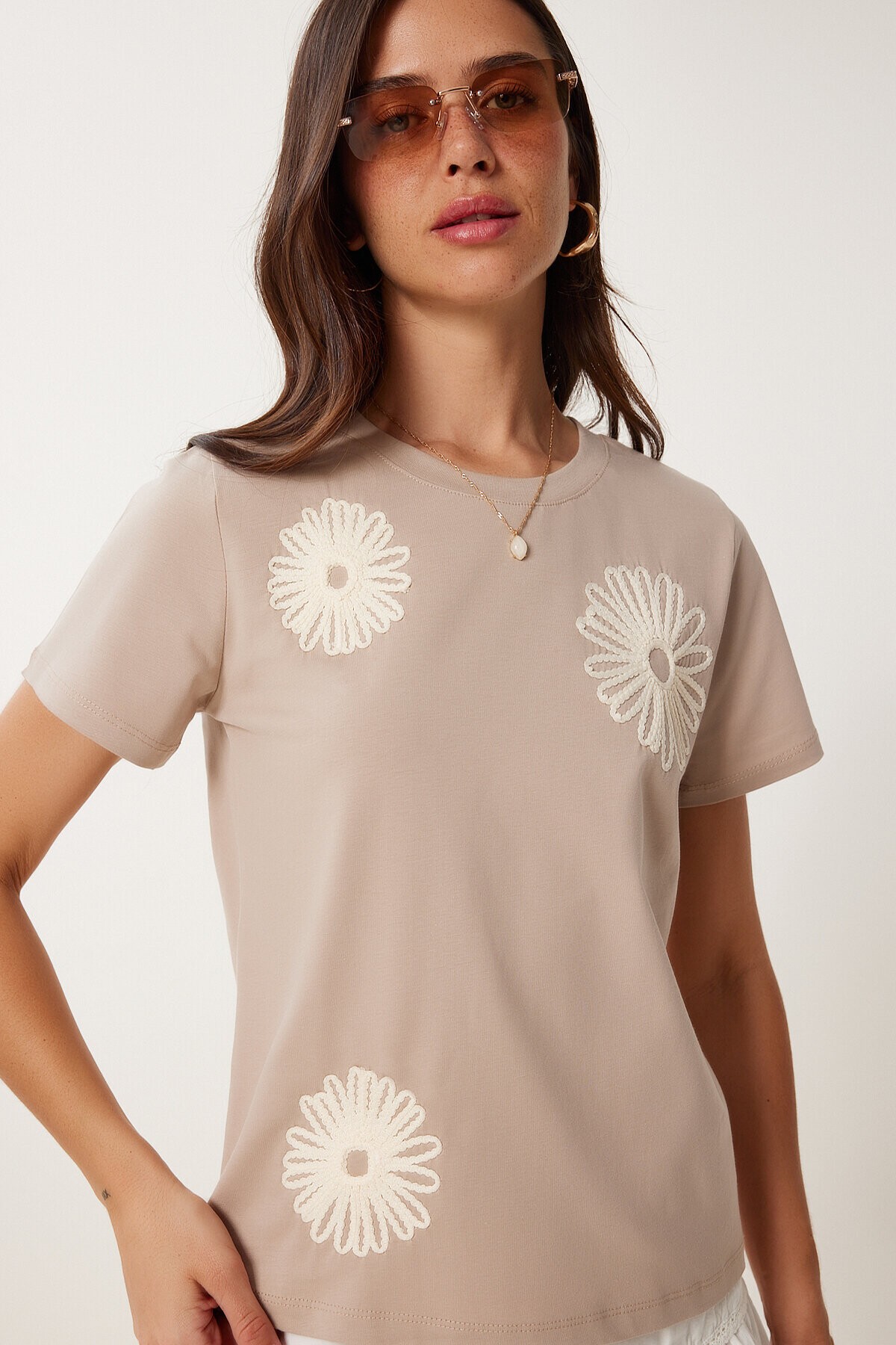 Çiçek Nakış İşlemeli Örme T-shirt BEJ LCR0070