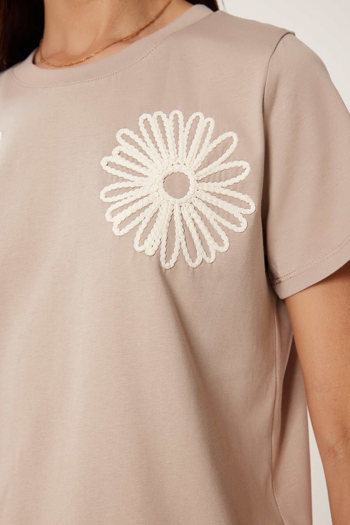 Çiçek Nakış İşlemeli Örme T-shirt BEJ LCR0070