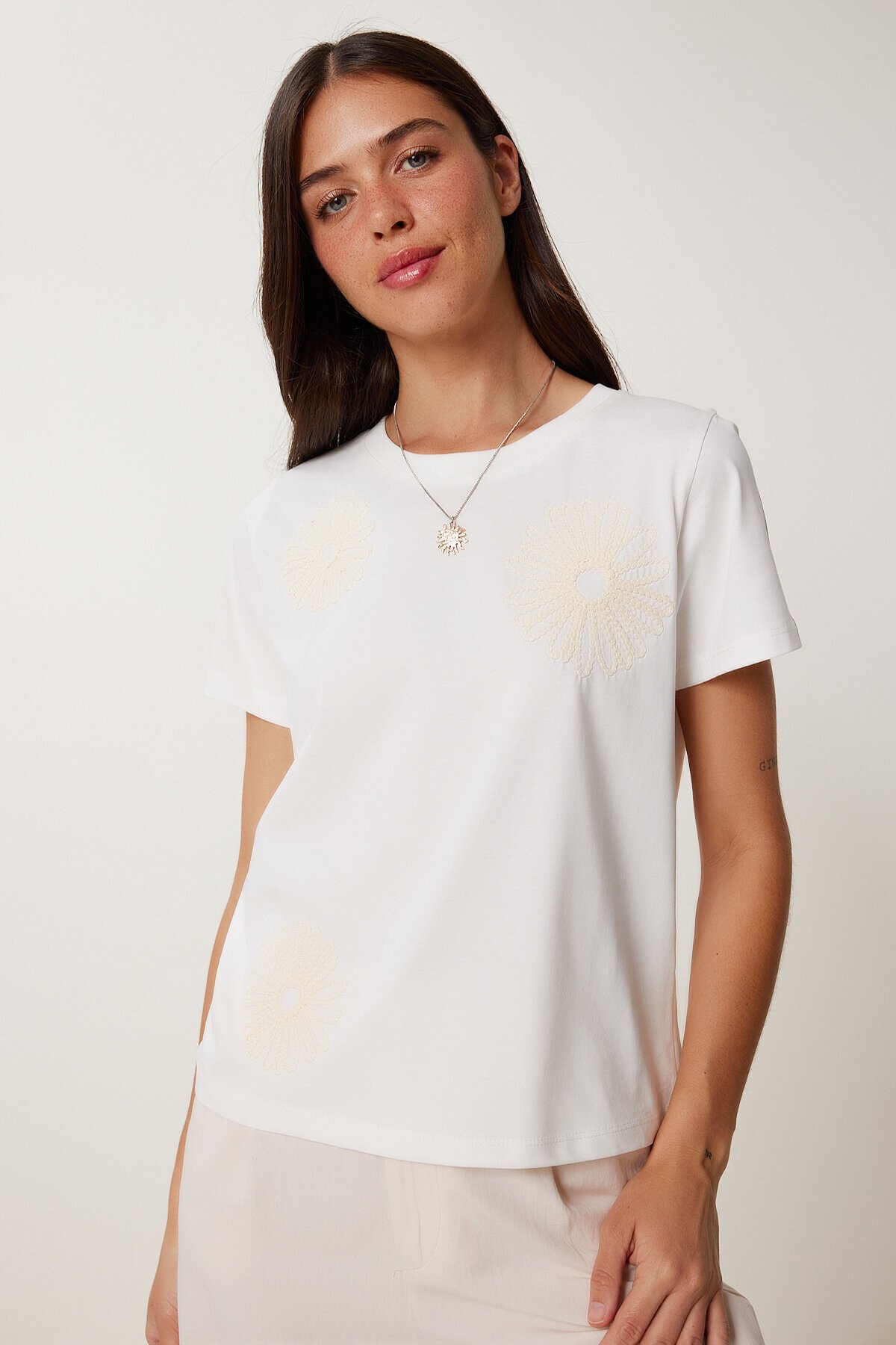 Çiçek Nakış İşlemeli Örme T-shirt EKRU LCR0070