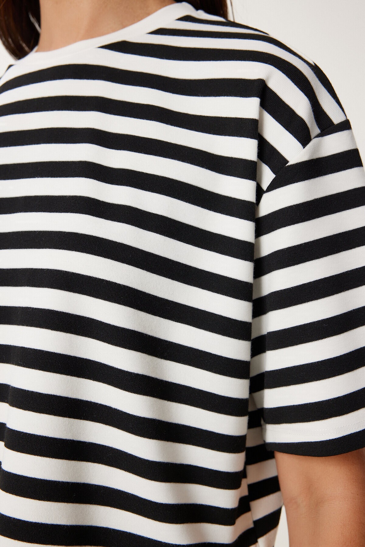Çizgili Esnek Crop Örme T-shirt SİYAH KEMİK LCR0082