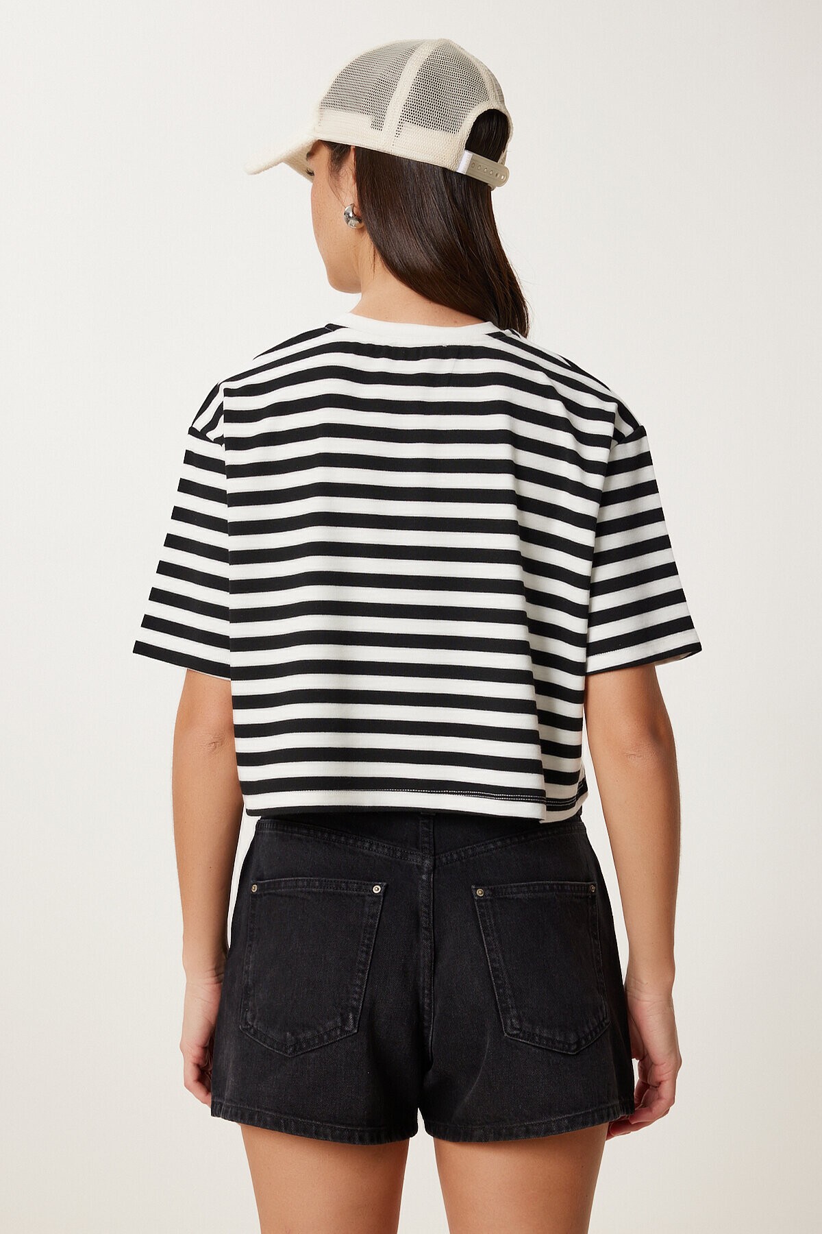 Çizgili Esnek Crop Örme T-shirt SİYAH KEMİK LCR0082