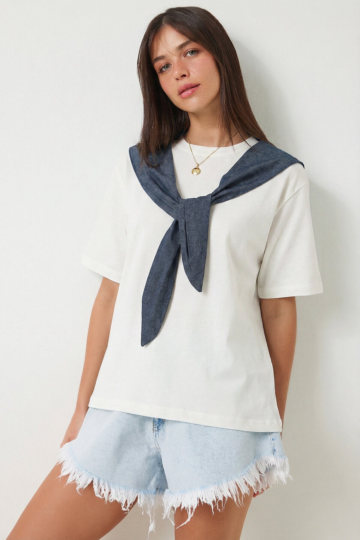 Kontrast Fular Detaylı Örme T-shirt BEYAZ LCR0120