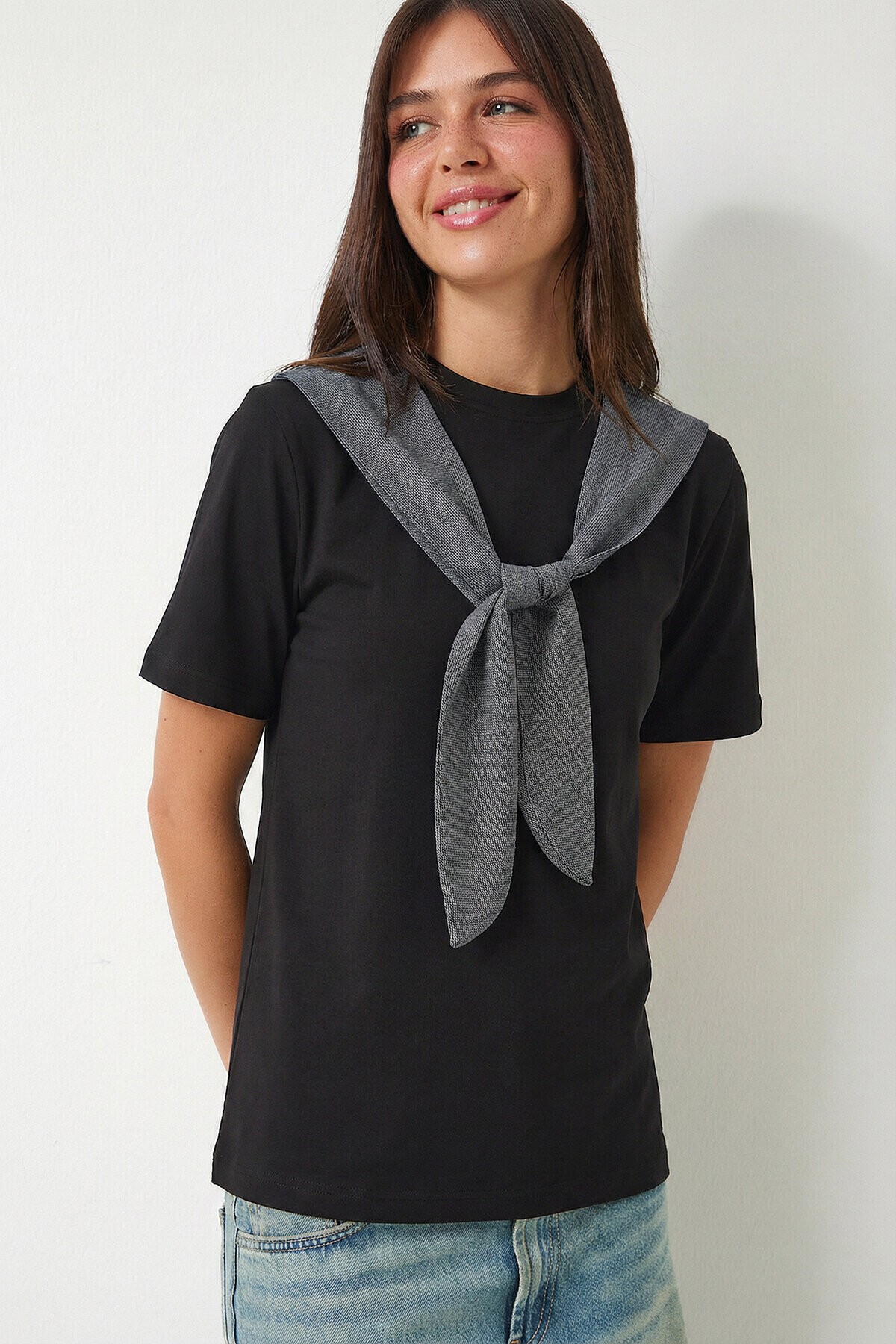 Kontrast Fular Detaylı Örme T-shirt SİYAH LCR0120
