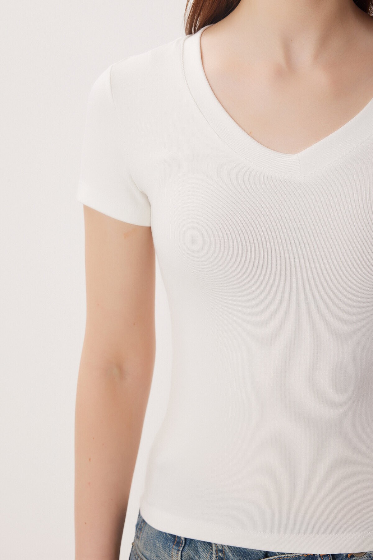 V Yaka Basic Örme T-shirt KEMİK LDZ0069