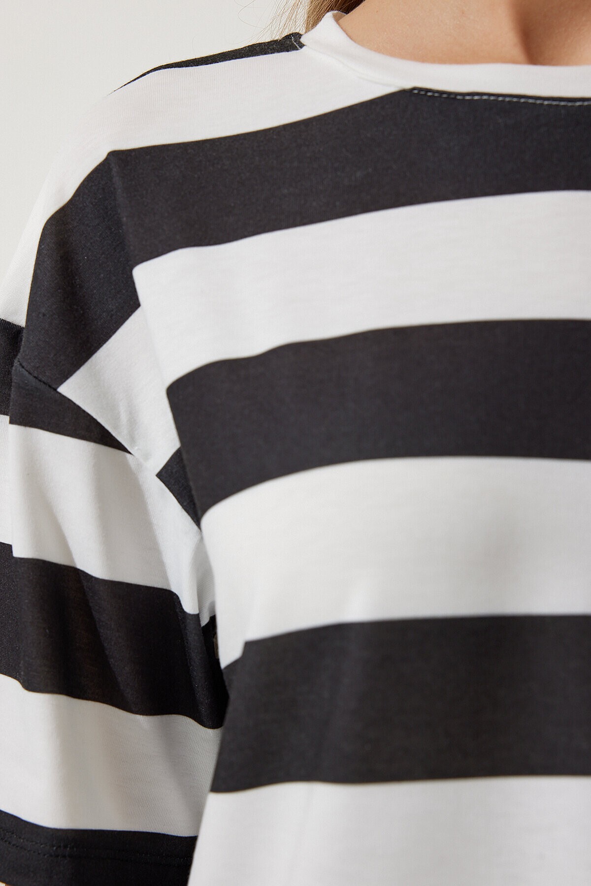 Bisiklet Yaka Çizgili Crop Örme T-shirt BEYAZ SİYAH LHF0007