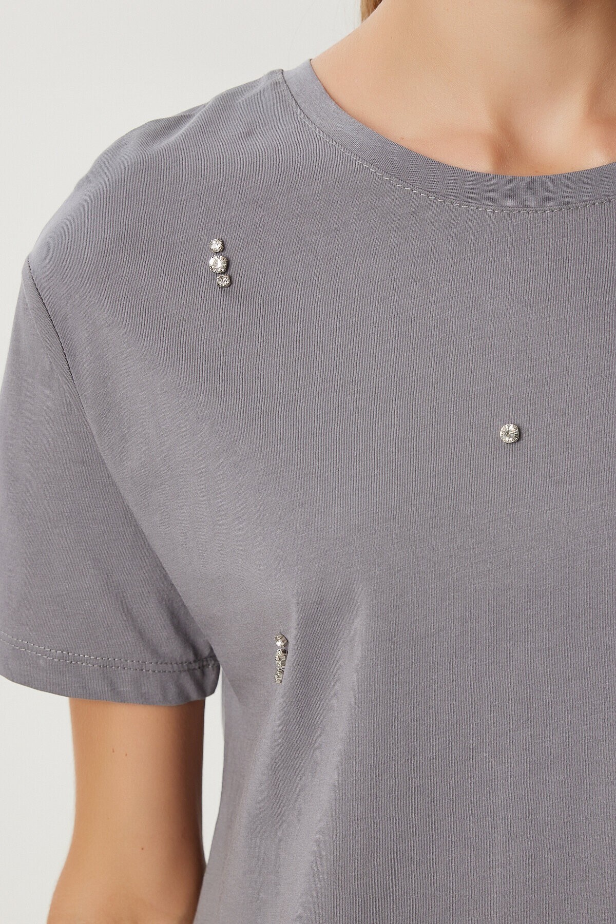 Taş Detaylı Pamuklu Örme T-shirt FÜME LKT0006