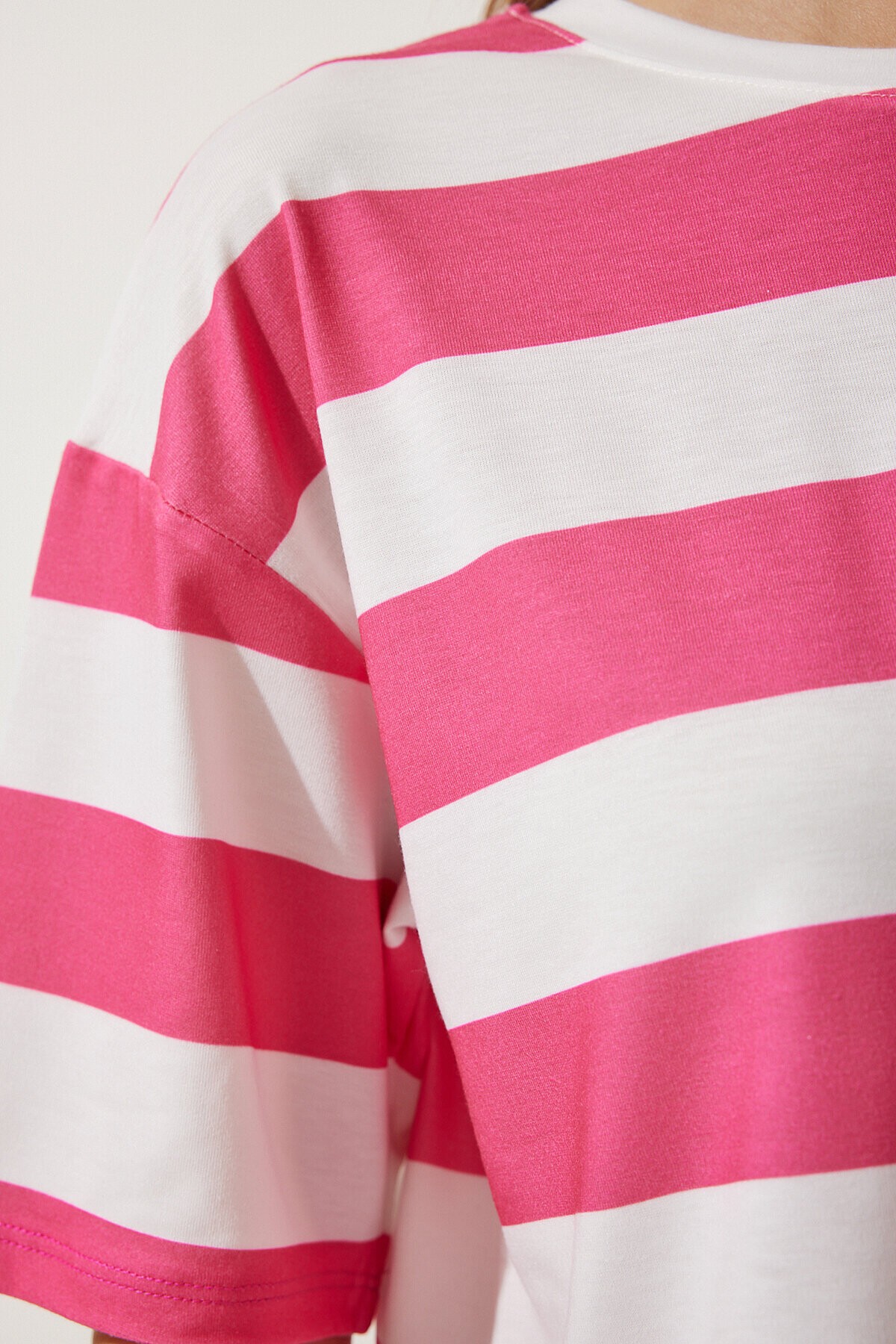 Bisiklet Yaka Çizgili Crop Örme T-shirt BEYAZ PEMBE LHF0007
