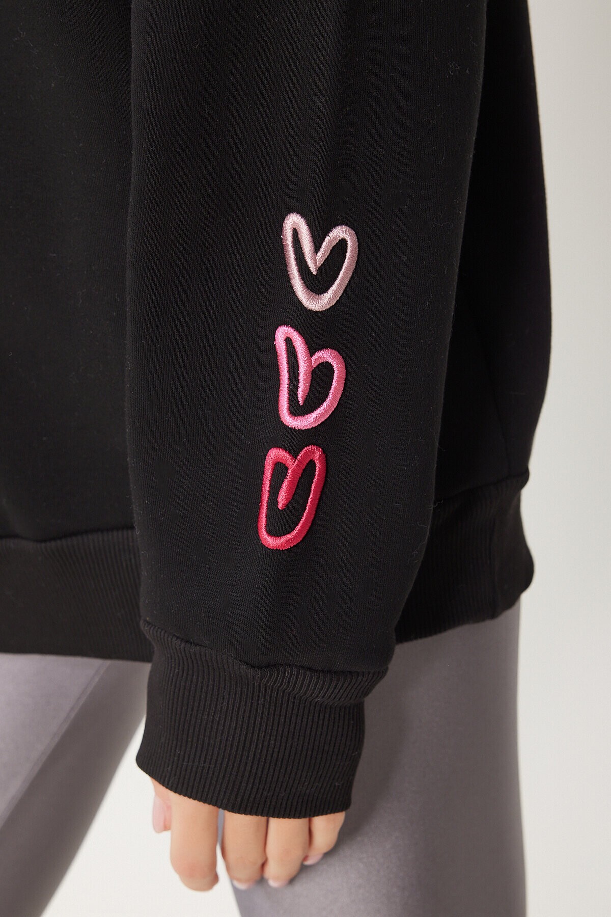 Kalp Nakışlı Şardonlu Sweatshirt SİYAH LOW0018