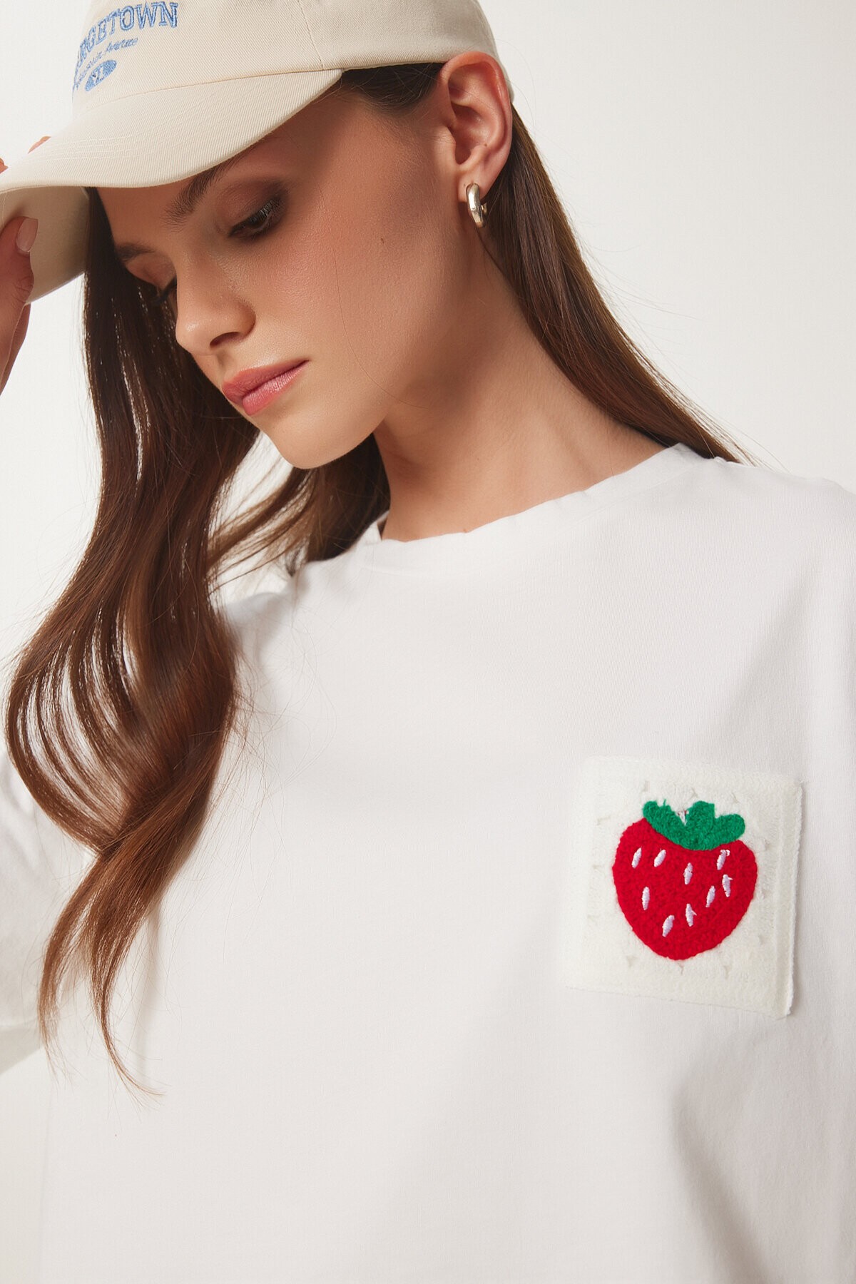 Çilekli Nakış Detaylı Pamuklu T-shirt KEMİK LUB0108