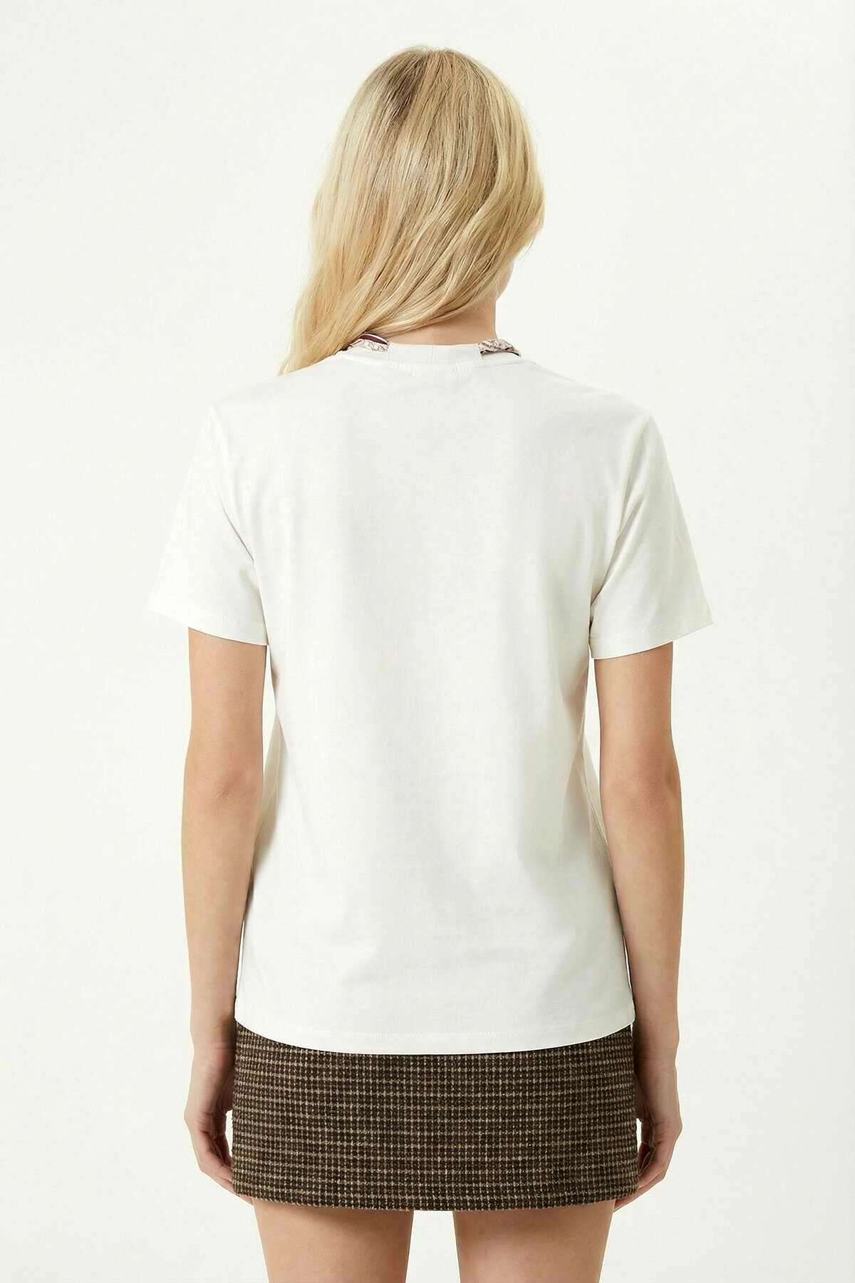 Nakış İşlemeli Fularlı Örme T-shirt BEYAZ LMC0085