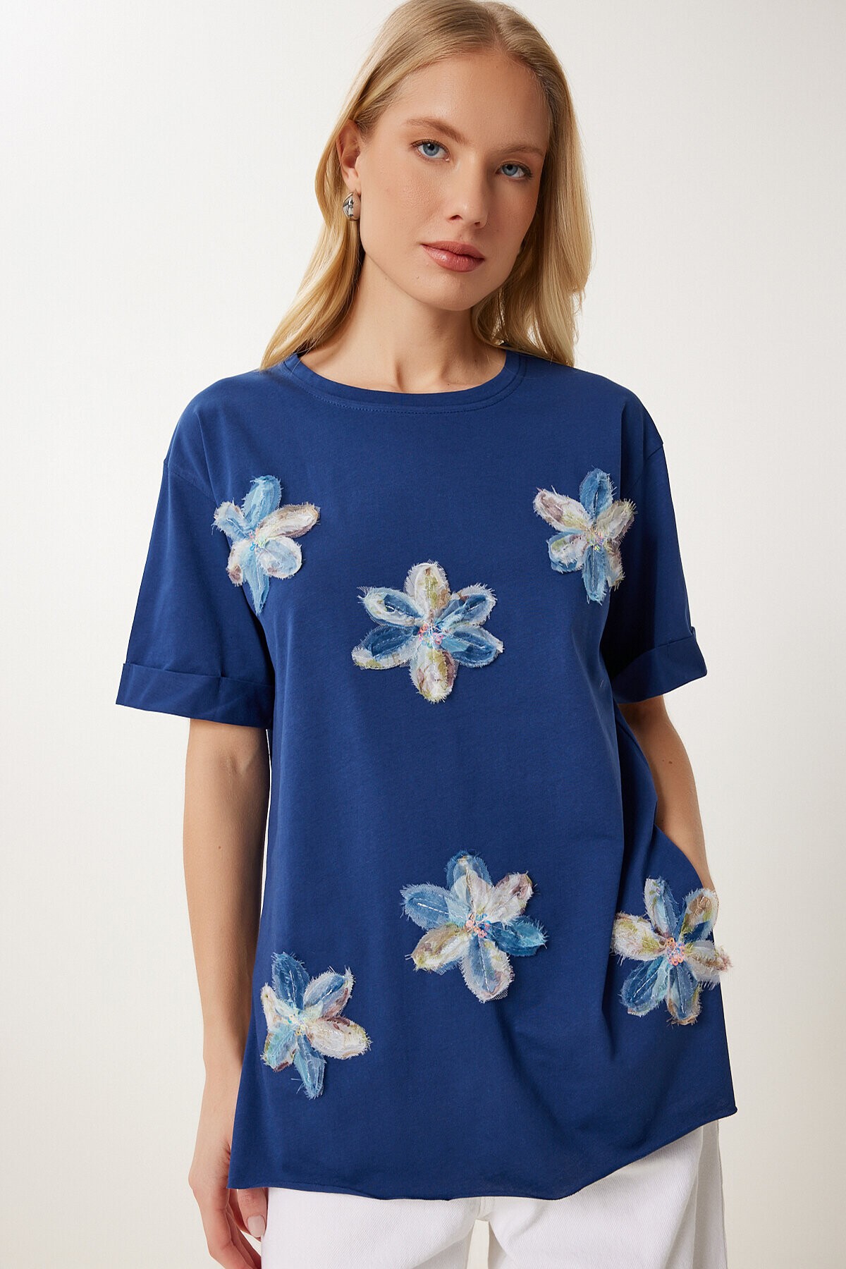 Çiçek İşlemeli Yırtmaçlı Örme T-shirt LACİVERT LMP0010