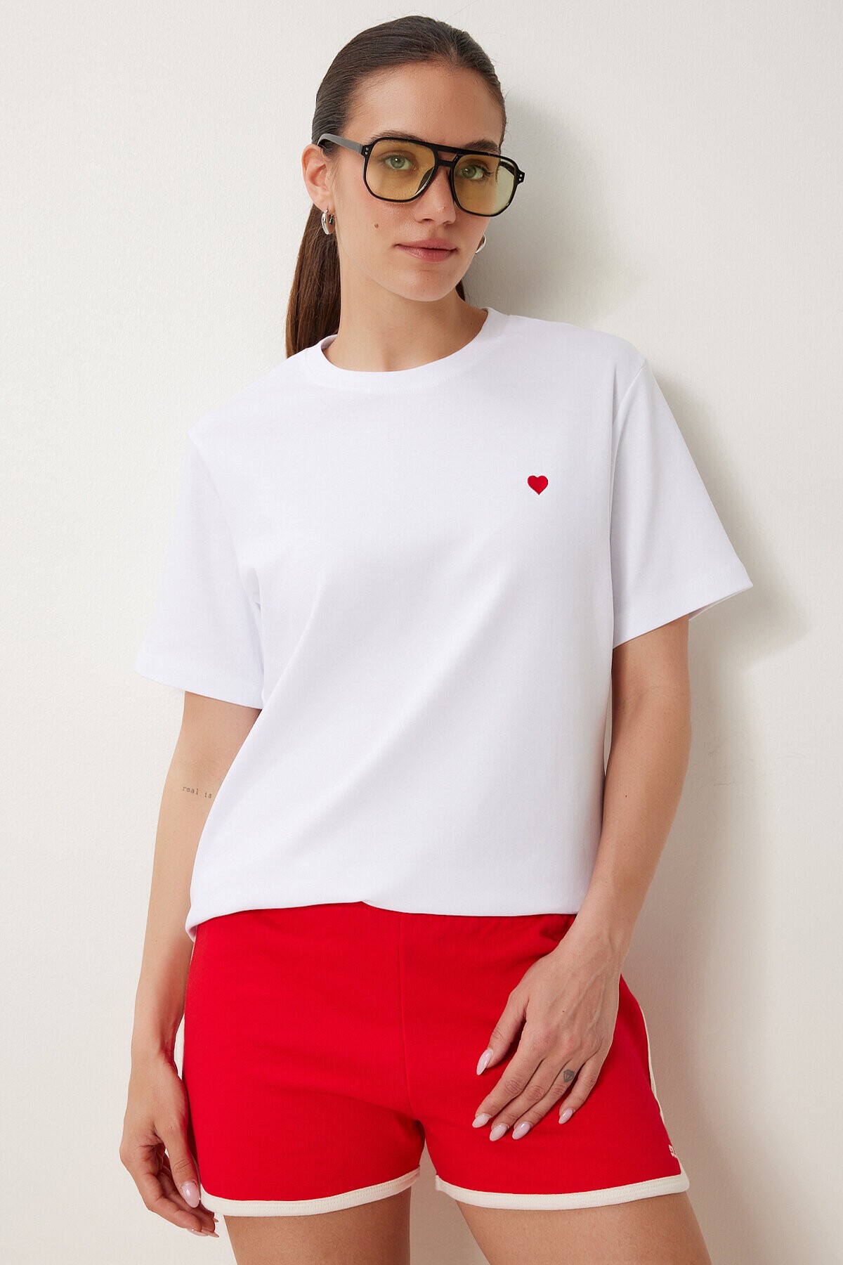 Kalp Nakışlı Pamuklu Örme T-shirt BEYAZ LUS0145