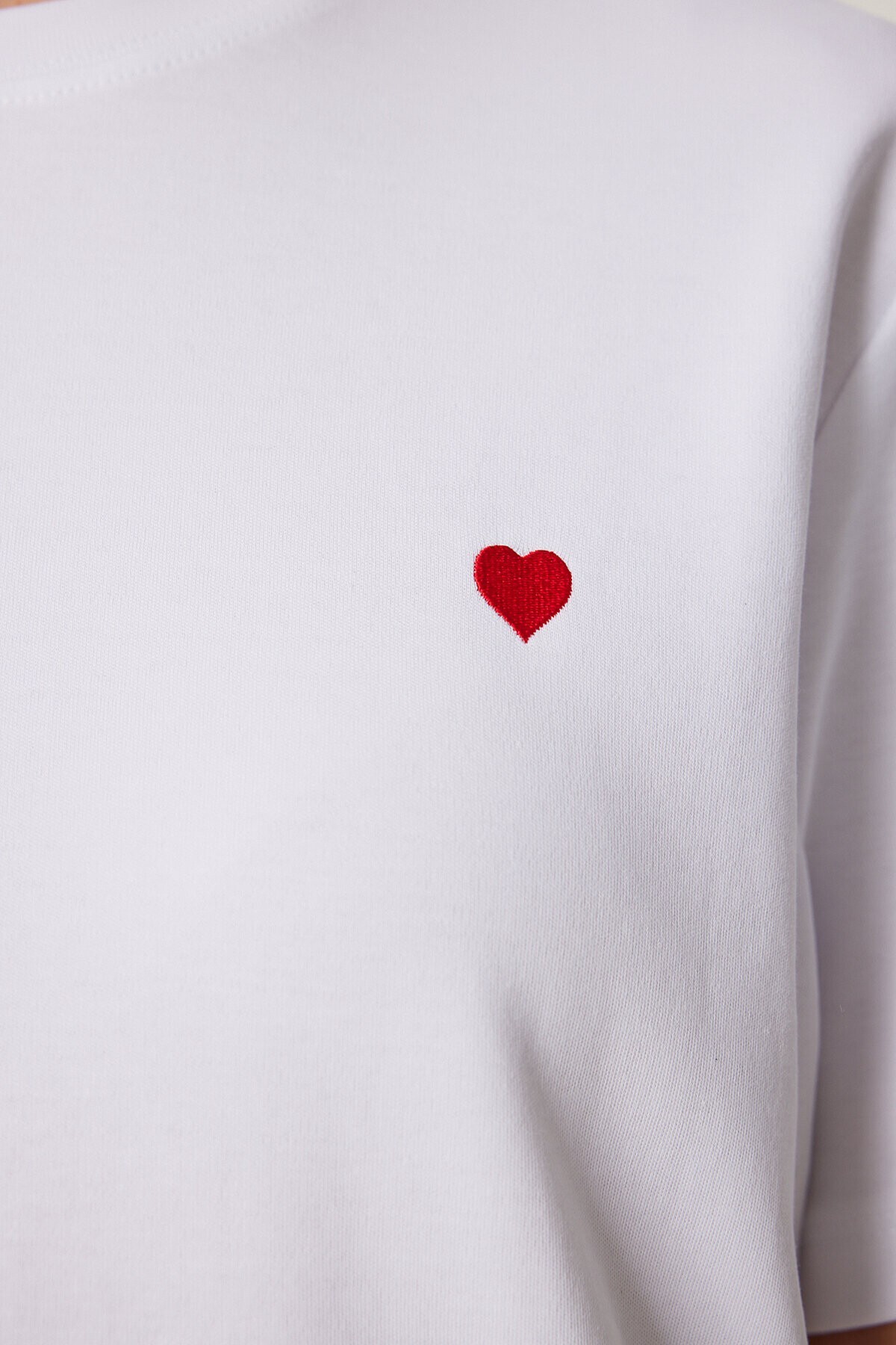 Kalp Nakışlı Pamuklu Örme T-shirt BEYAZ LUS0145