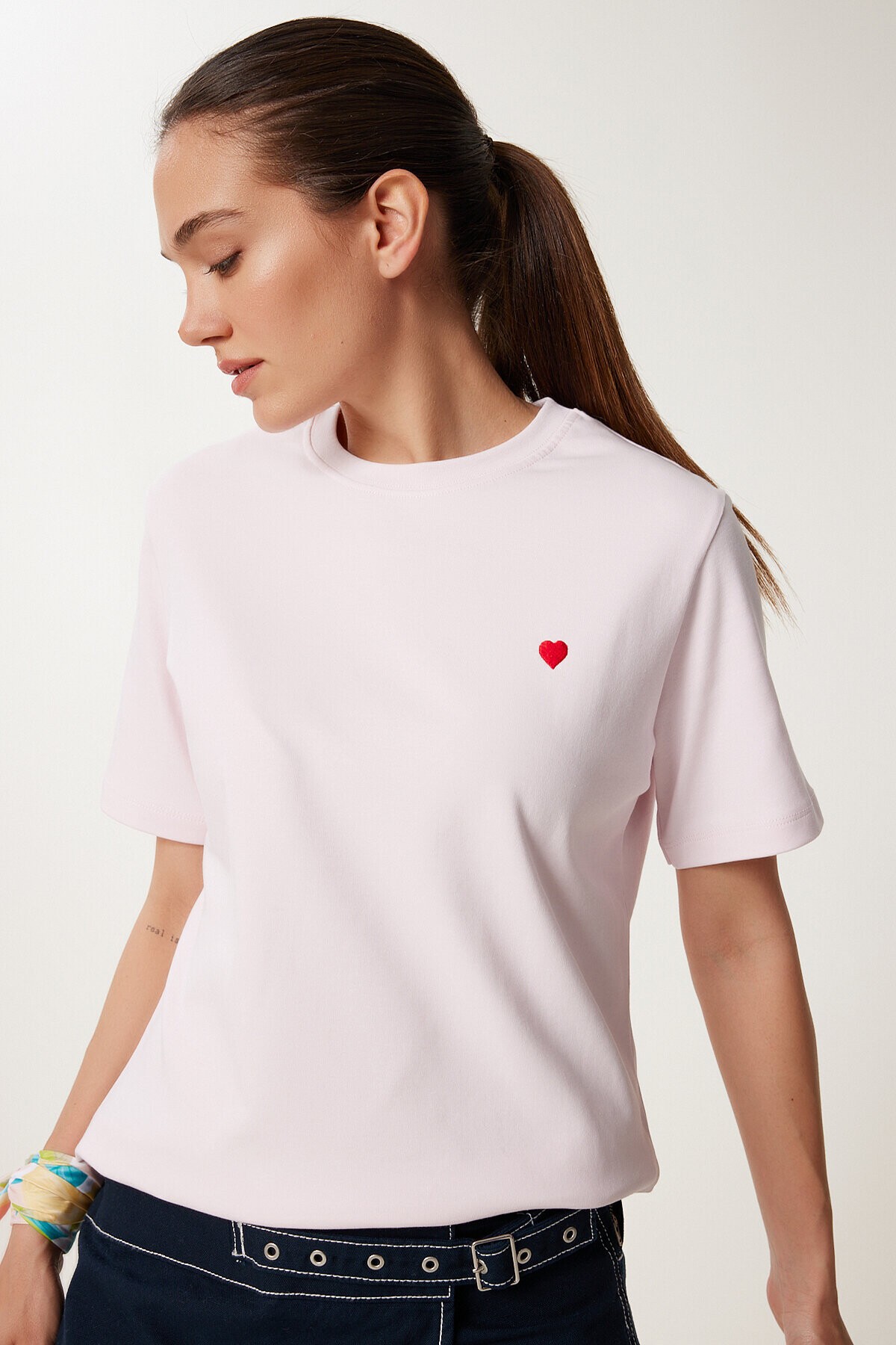Kalp Nakışlı Pamuklu Örme T-shirt PUDRA LUS0145