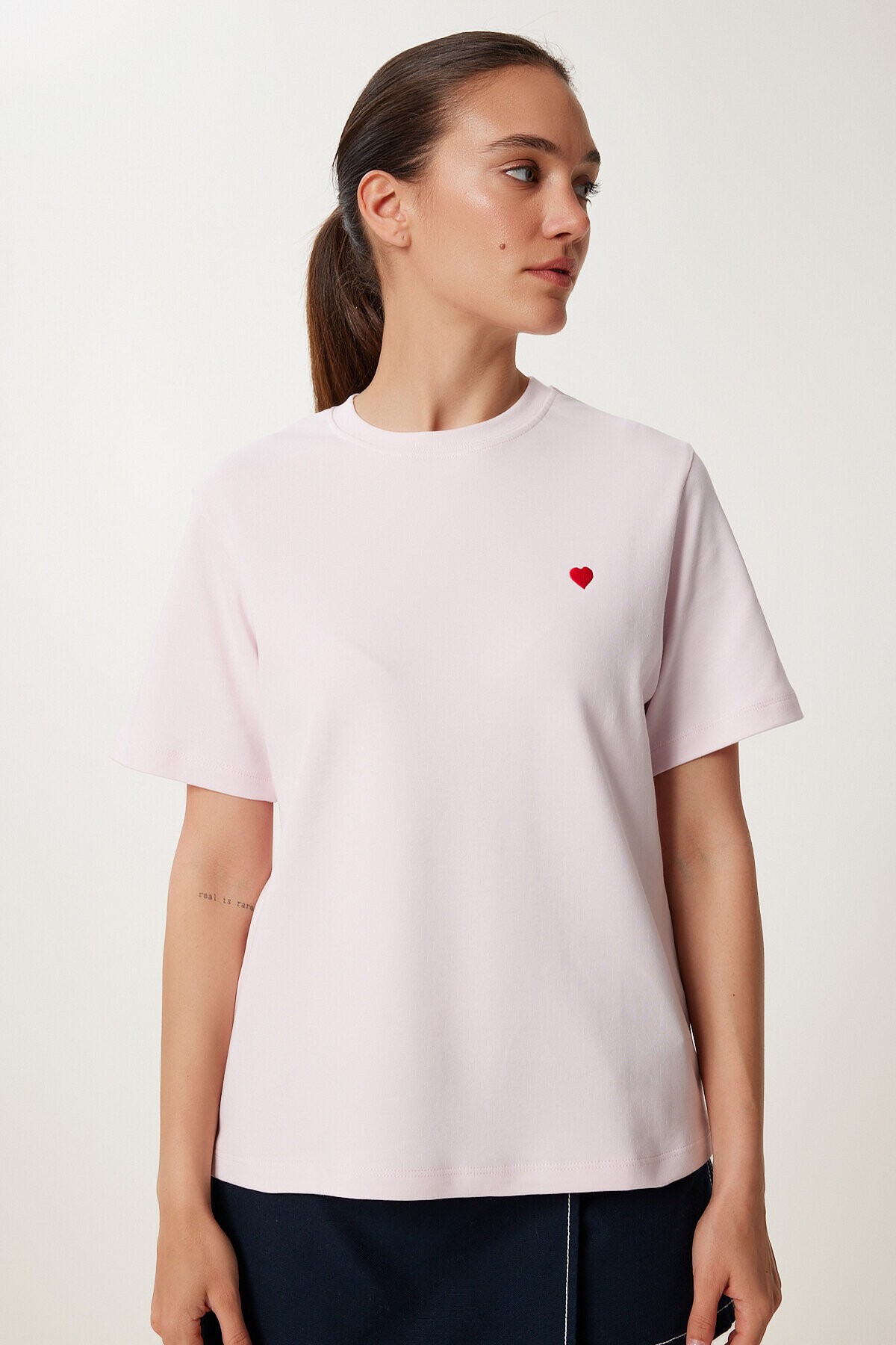 Kalp Nakışlı Pamuklu Örme T-shirt PUDRA LUS0145