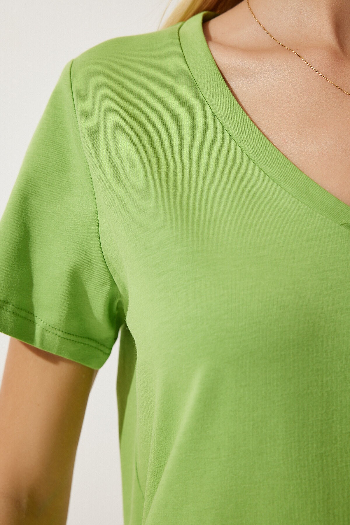 V Yaka Basic Örme T-shirt FISTIK YEŞİLİ LUB0011
