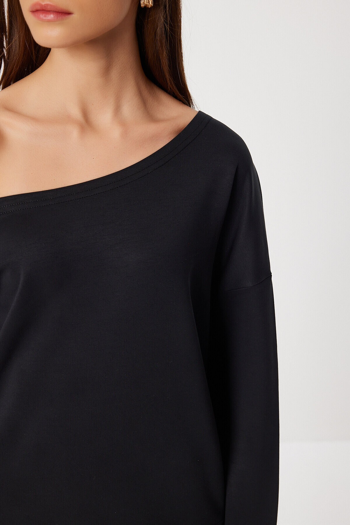 Açık Omuzlu Yumuşak Modal Sweatshirt SİYAH LUB0252