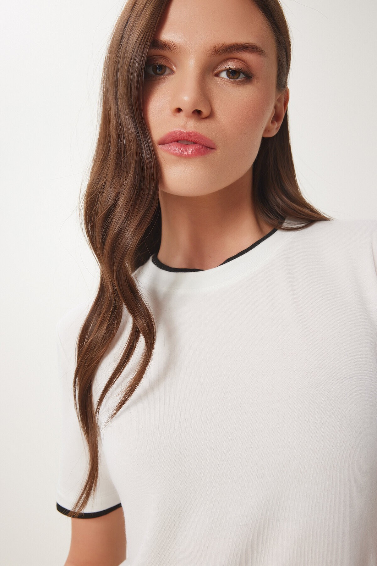 Kontrast Şerit Detaylı Örme T-shirt KEMİK SİYAH LUS0111