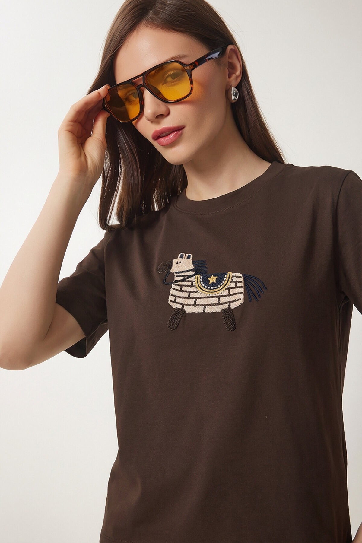 Armalı Nakışlı Pamuklu Örme T-shirt KAHVERENGİ LCR0114