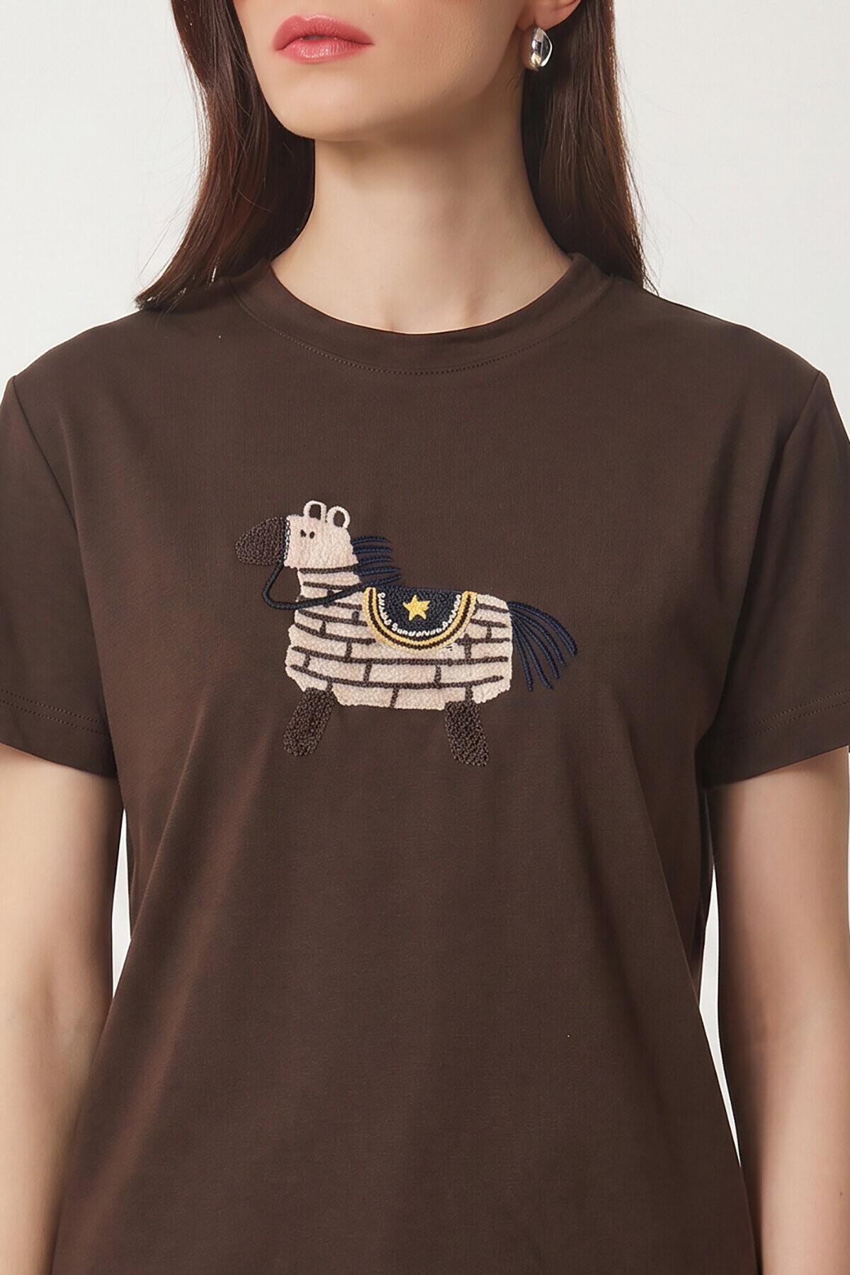 Armalı Nakışlı Pamuklu Örme T-shirt KAHVERENGİ LCR0114