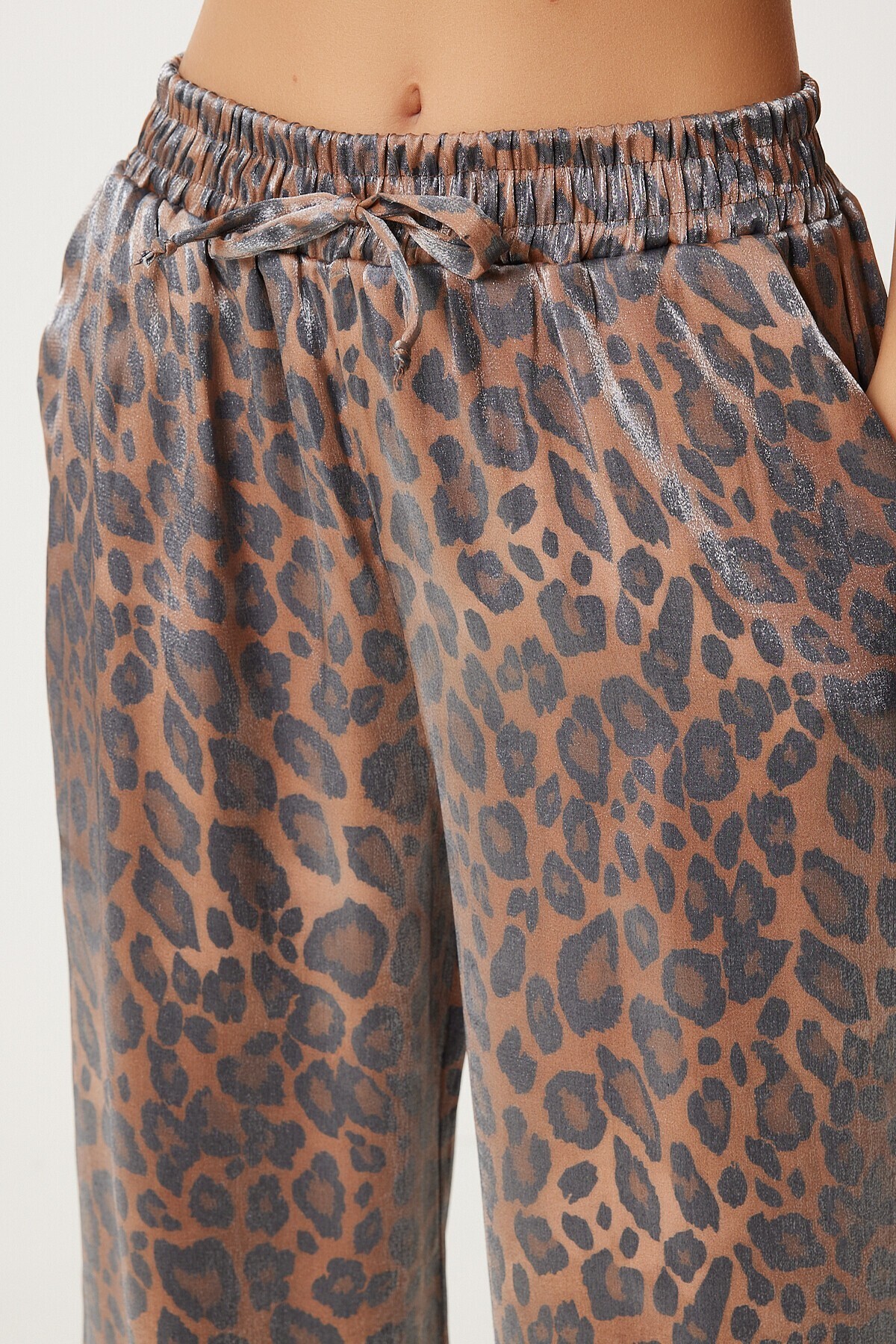 Leopar Desenli Parlak Yüzeyli Bol Pantolon SİYAH BEJ LAN0010