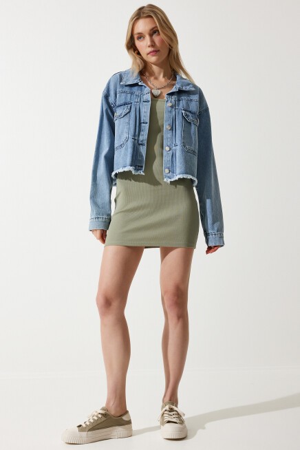 GENİŞ CEPLİ KENARLARI DİKİŞSİZ DENİM CEKET