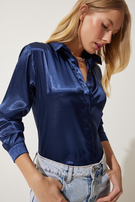 HAFİF DÖKÜMLÜ SATEN YÜZEYLİ GÖMLEK