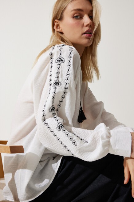 NAKIŞLI OVERSİZE KETEN BLUZ