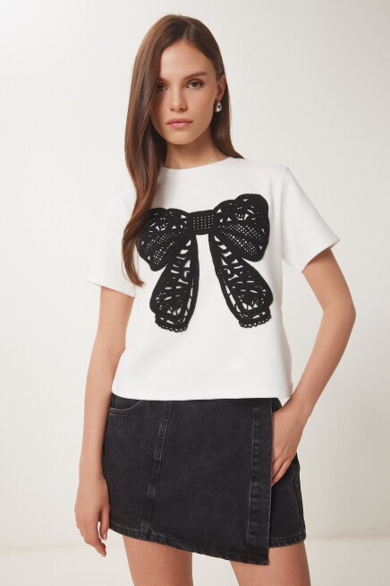 Güpür Fiyonk Nakışlı Örme T-shirt KEMİK LCR0065