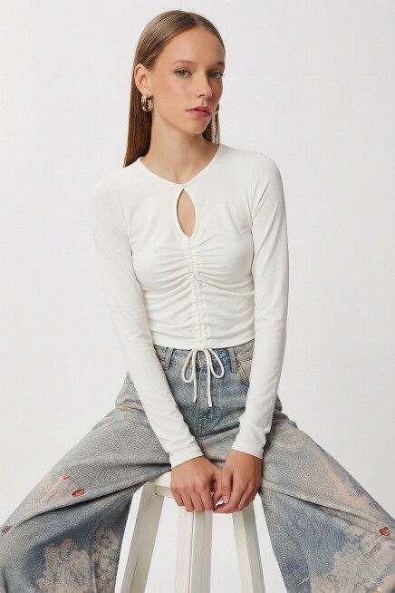 Büzgülü Cut Out Detaylı Örme Bluz ?? EKRU LEX0018