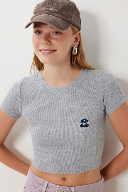 Ayıcık Nakışlı Fitilli Örme Crop T-shirt GRİ LZH0015