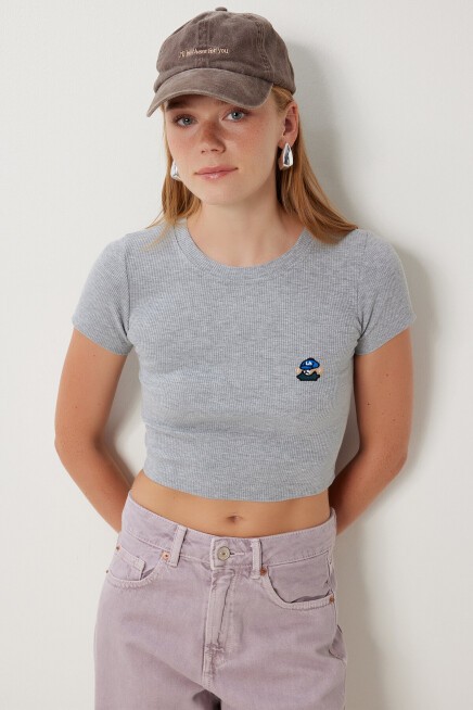 Ayıcık Nakışlı Fitilli Örme Crop T-shirt GRİ LZH0015