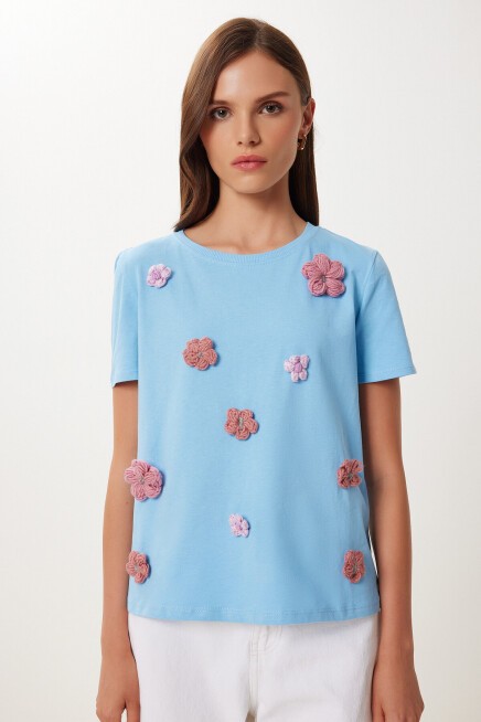 Çiçek Aksesuarlı Pamuklu Esnek Örme T-shirt MAVİ LVW0007