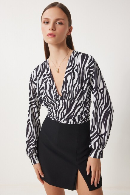 Zebra Desenli V Yaka Büzgülü Örme Bluz SİYAH BEYAZ LZH0008