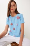 Çiçek Aksesuarlı Pamuklu Esnek Örme T-shirt MAVİ LVW0007